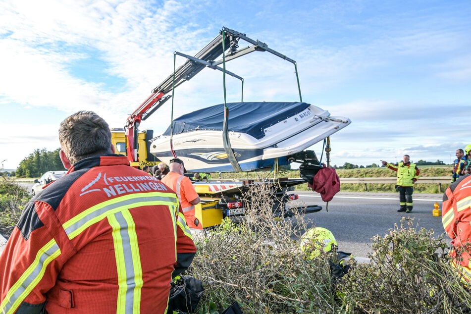 Das Sportboot wurde von einem Abschleppdienst abtransportiert.
