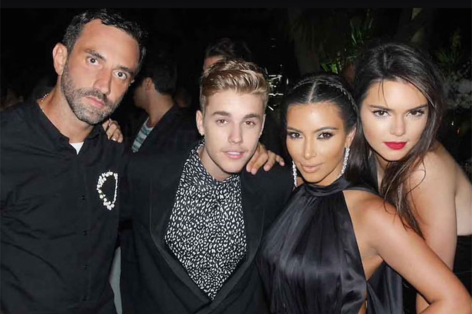 Kim Kardashian (second from r.) and designer Riccardo Tisci (l.) with a baby faced Justin Bieber (second from l.) and Kendall Jenner (r.).