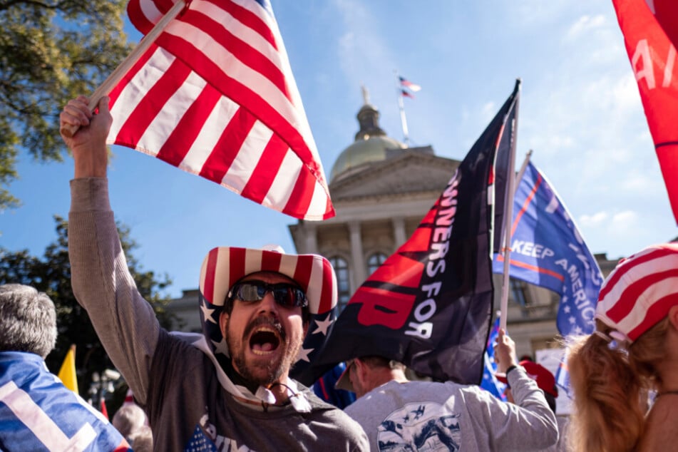 Atlanta: Rusty Albietz aus Blairsville skandiert zusammen mit Trump-Anhängern gegen die Wahlergebnisse vor dem Georgia State Capitol.