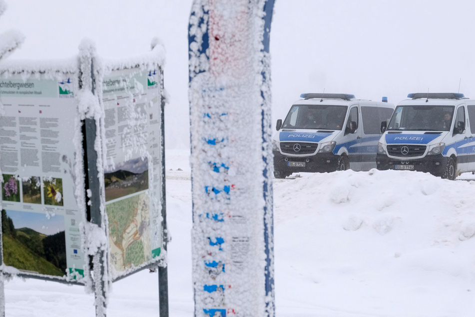Oberwiesenthal: Polizeifahrzeuge stehen am Fichtelberg. Die Polizei kontrolliert dort, ob die Corona-Schutzverordnung eingehalten wird.