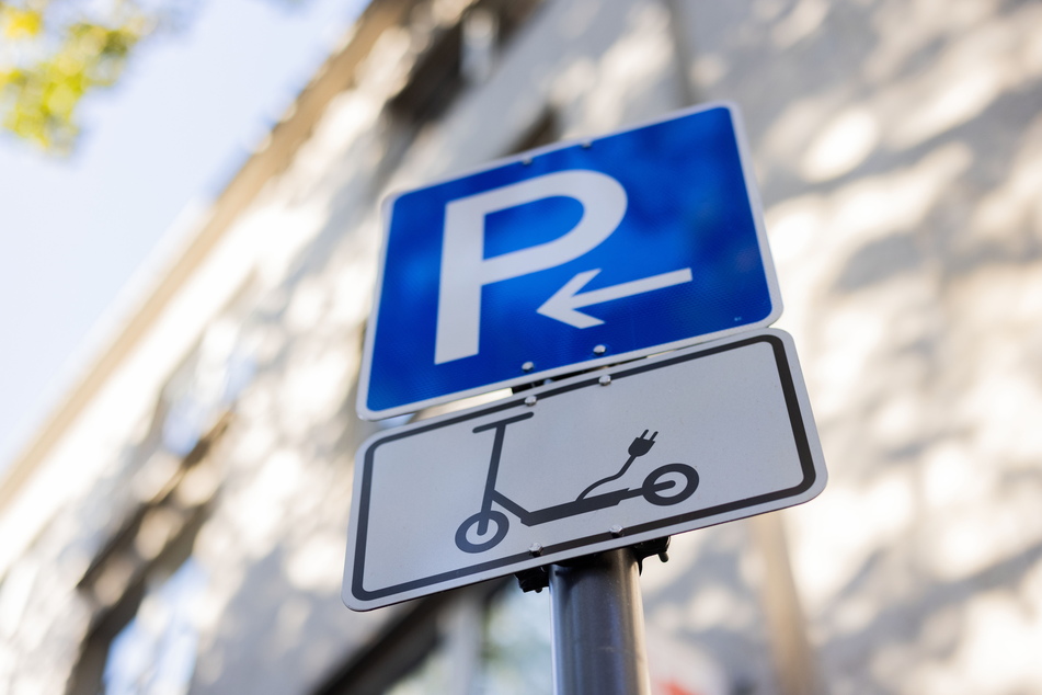 Einige Städte reservieren Parkplätze für E-Roller.