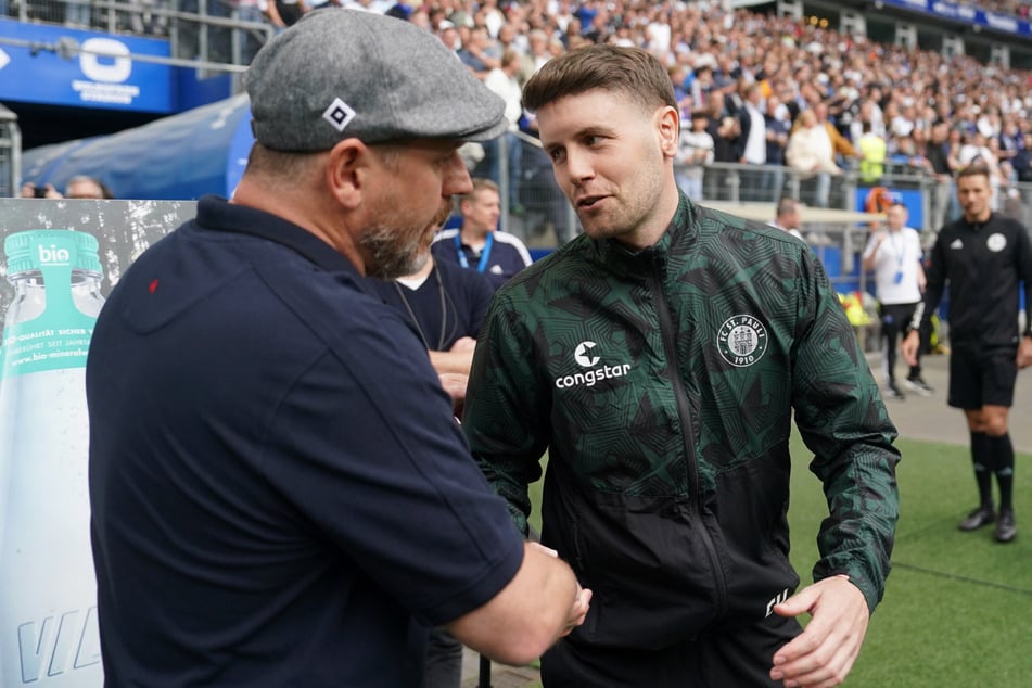 St.-Pauli-Trainer Fabian Hürzeler (31, r) und HSV-Coach Steffen Baumgart (52) lieferten sich nach der Partie einen kleinen, verbalen Schlagabtausch.