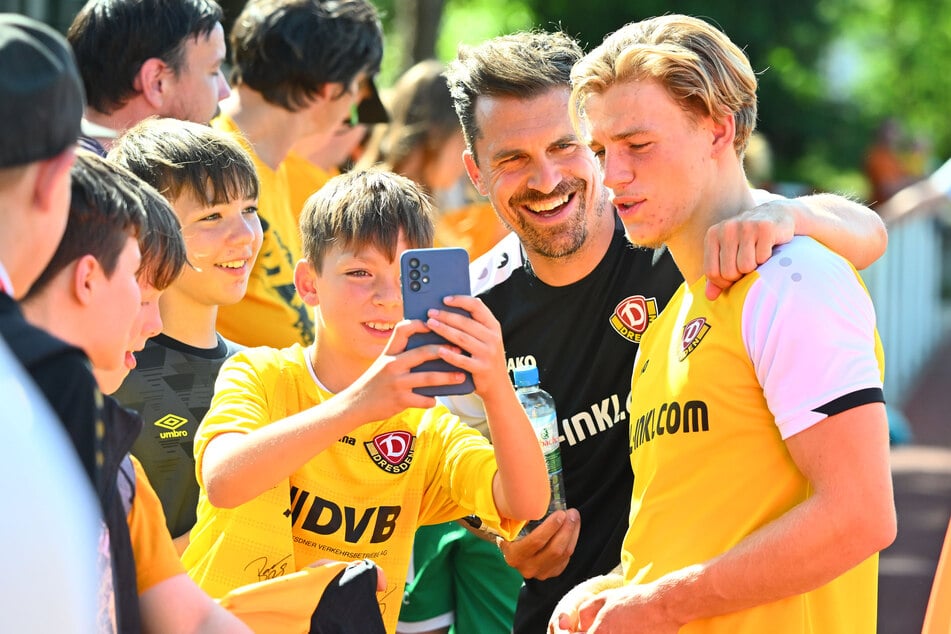 Ein Bild, das es frühestens Ende Juni wieder geben kann: Jonas Oehmichen (21, r.) mit Trainer Thomas Stamm (42) und kleinen Fans.