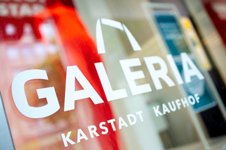 Das Logo von Galeria Karstadt Kaufhof klebt am Schaufenster einer Filiale der Warenhauskette (Archivbild).