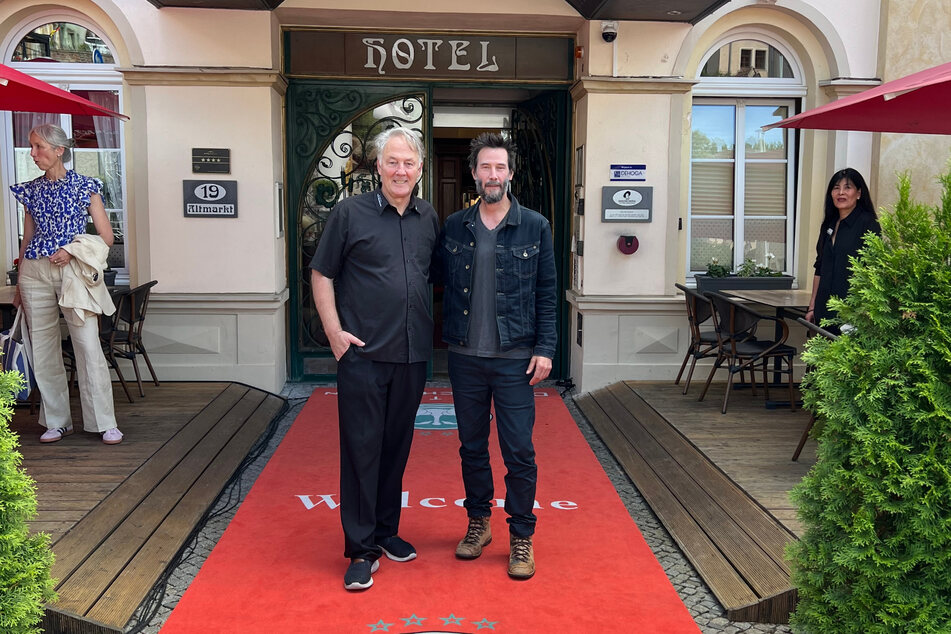 Hotel-Chef Bernd Frank (62, l.) mit "John Wick"-Star Keanu Reeves (59) vor dem Hotel "Drei Schwanen"