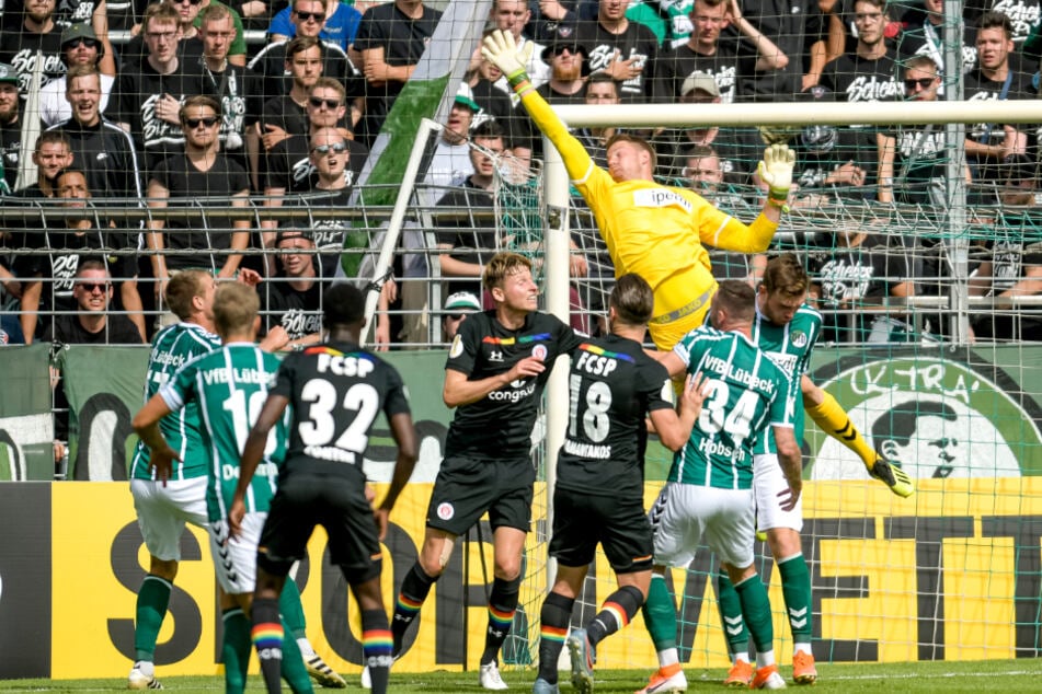 Für den VfB Lübeck stand Lukas Raeder (29, o.) 37-mal in der 3. Liga im Kasten.