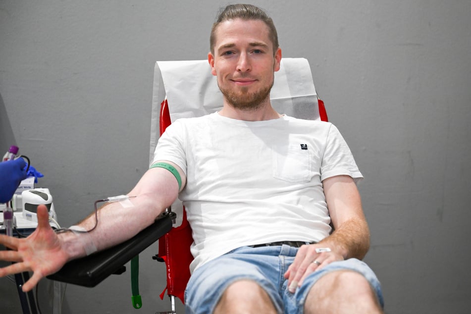 Blutspender Robin Liebe (34) vermutet, dass gerade in den Sommermonaten die Menschen lieber am Strand liegen als auf einer Patientenliege im Blutspendezentrum.