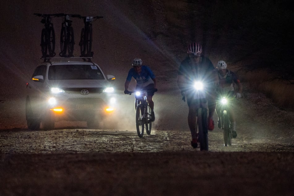 Ohne gutes Licht am Rad geht's nicht auf den Schotterpisten. Knapp 10 Stunden lang fahren die Teilnehmer beim Desert Dash durch die Nacht.