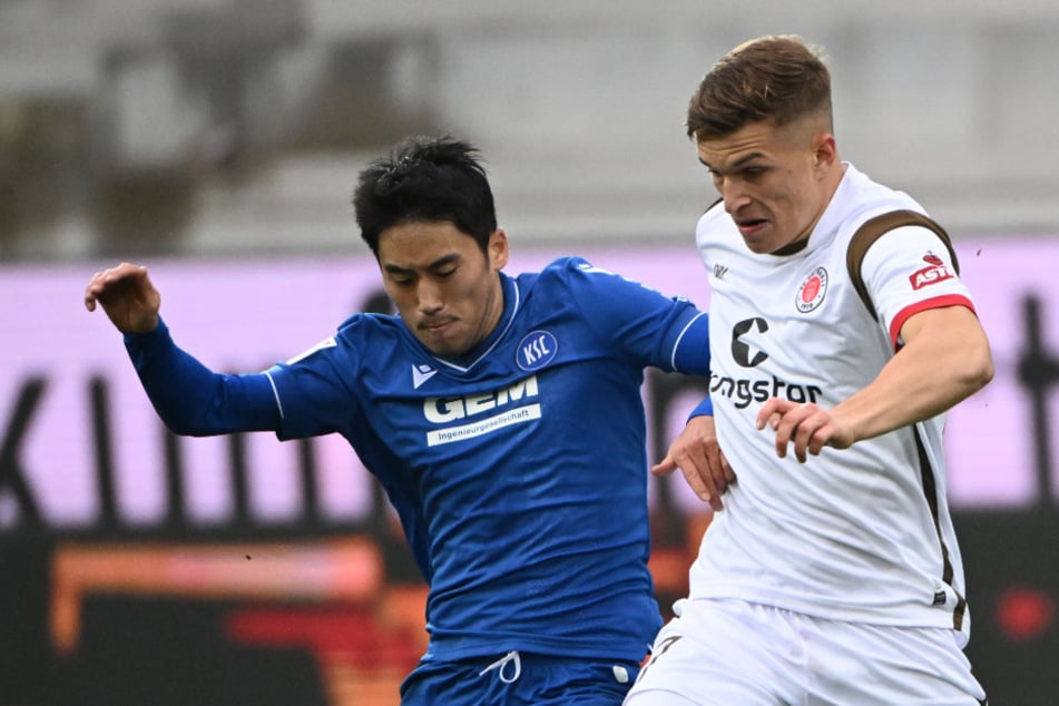 Das Hinspiel zwischen dem FC St. Pauli um David Otto (r.) und dem KSC mit Kyoung-rok Choi endete 4:4.