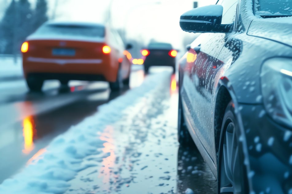 Eine vorsichtige Fahrweise ist sicher besser: Autofahrer in Hessen müssen sich am Wochenende auf teils glatte Straßen einstellen. (Symbolbild)