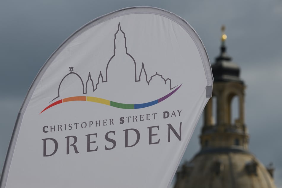 Eine Fahne mit dem Logo und der Aufschrift "Christopher Street Day Dresden" aus dem Jahr 2024.