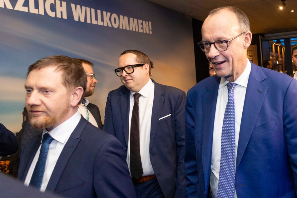 Herzlich willkommen: Sachsens Ministerpräsident Michael Kretschmer (49, l.) mit Merz (r.) und Tom Unger (39, M.), Generalsekretär der Sachsen-CDU.