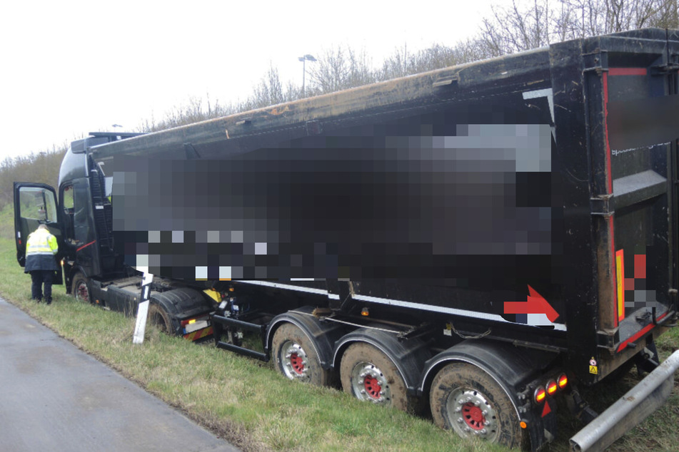 Ein Koloss im Autobahn-Graben: Auf der A38 kam es am Dienstag zu einem Lastwagen-Unfall.