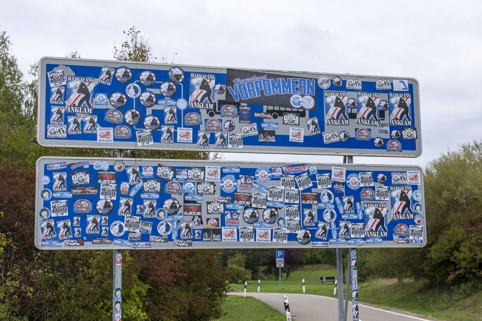 Verkehrsschilder wurden mit zahlreichen Hansa-Aufklebern beklebt.