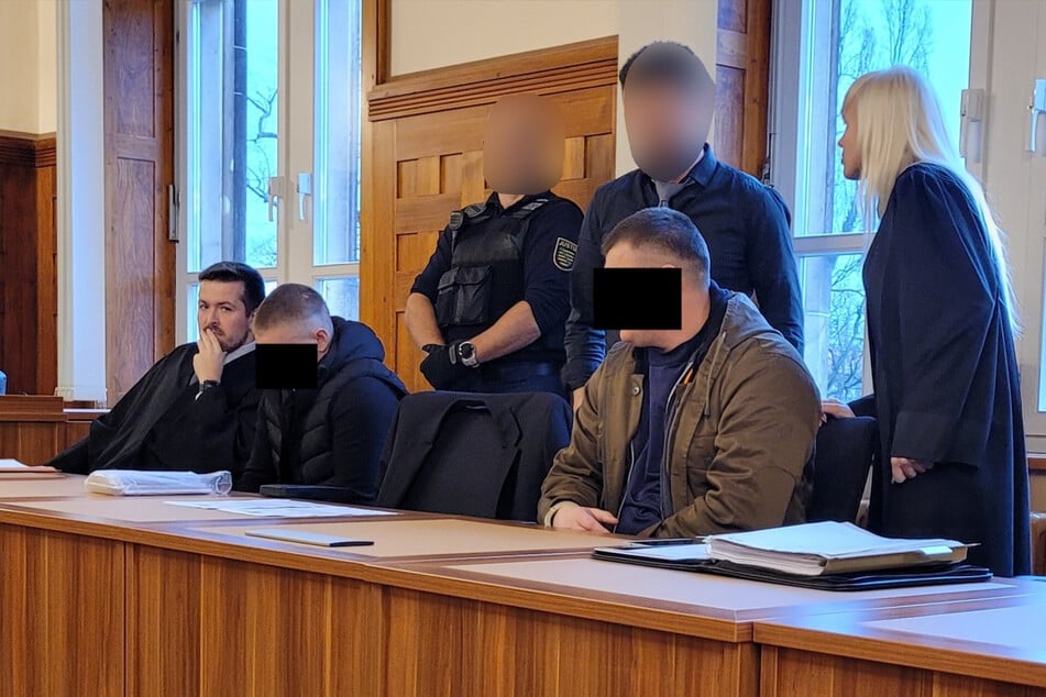 Mykhailo T. (25, 2.v.l.) und Yevhenii H. (34) scheiterten beim Versuch, einen Luxus-Audi zu klauen. Nun müssen sie in den Knast.