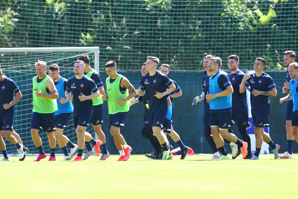 Auftakt in die Zweitliga-Saison 2021/22 für den FC Erzgebirge Aue: Ausgerechnet den bisher heißesten Tag des Jahres hatten sich die Veilchen zum Start ausgesucht.
