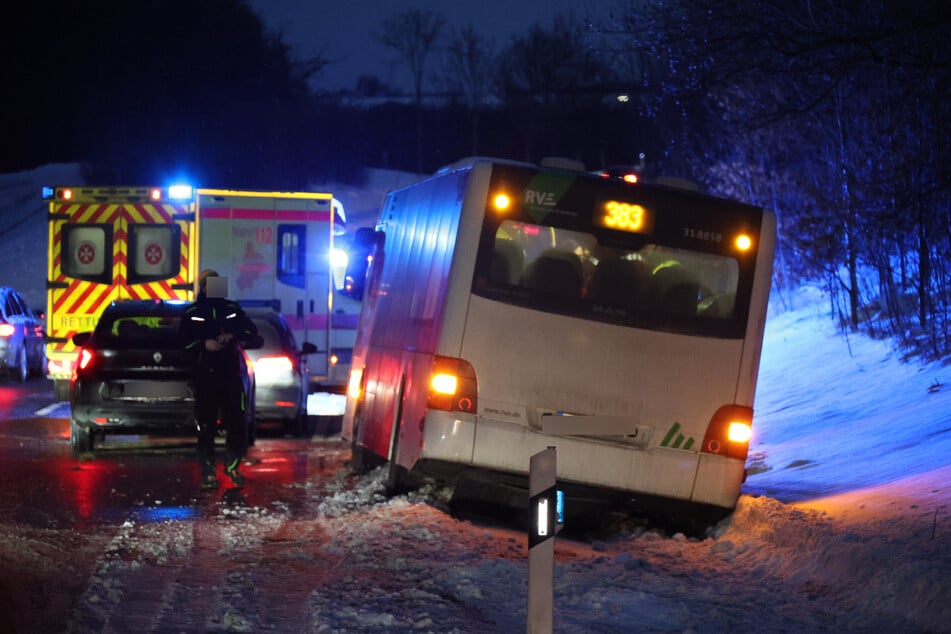 Der Expressbus rutschte am Sonntagnachmittag in den Straßengraben. Insgesamt 15 Personen waren an Bord.