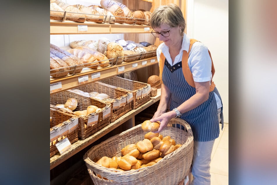 Verkäuferin Elke Lucke (65) arbeitet seit 26 Jahren in der Bäckerei - seit drei Wochen heißt ihr Vorgesetzter anders.