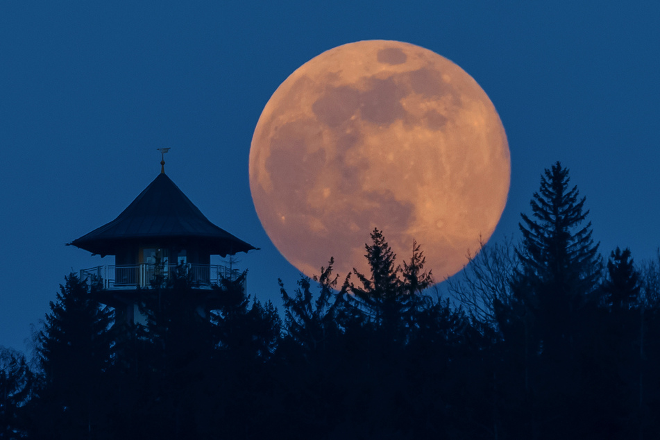 Der Mond fasziniert von jeher die Menschen.