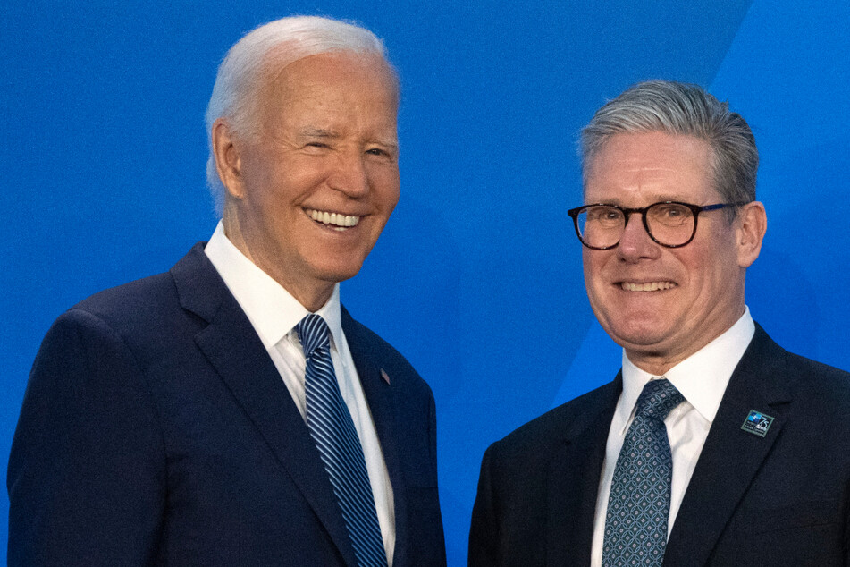 US President Joe Biden (l.) is not senile and has been on "good form" at the NATO summit, British Prime Minister Keir Starmer has said.