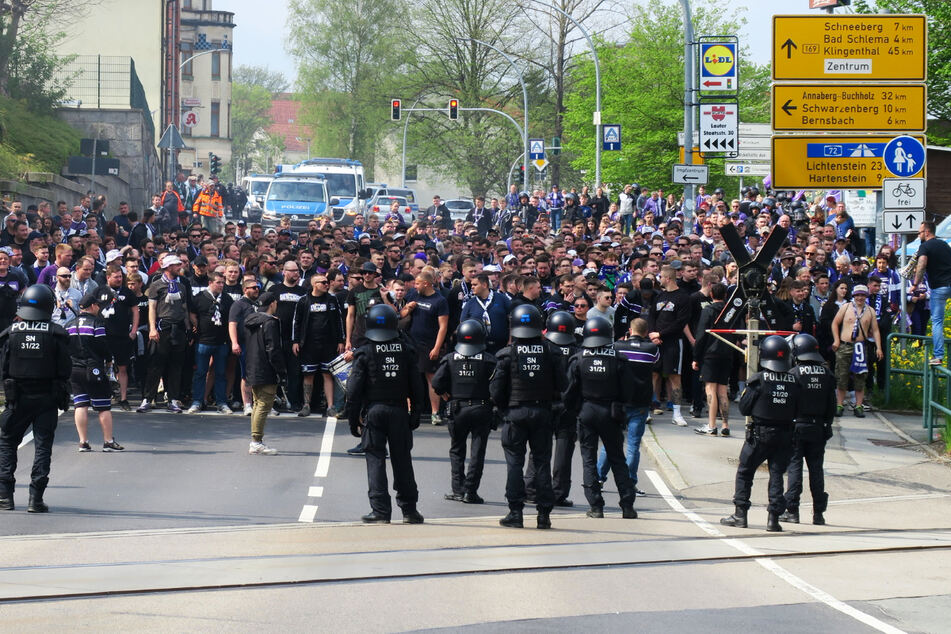 Fan-Marsch in Aue: Hunderte auf dem Weg ins Stadion