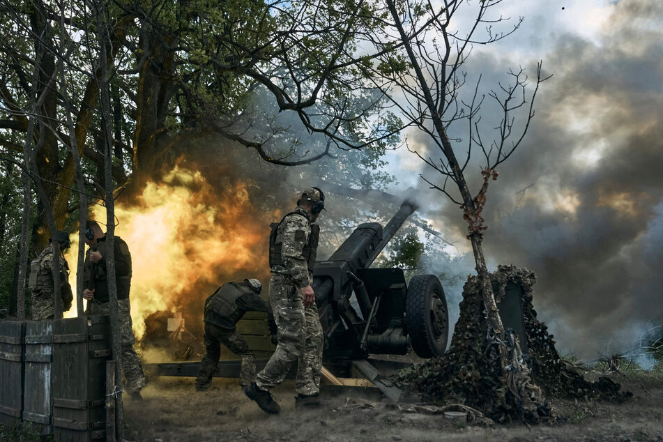 Ukrainische Soldaten feuern eine Kanone in der Nähe von Bachmut in der Region Donezk ab.
