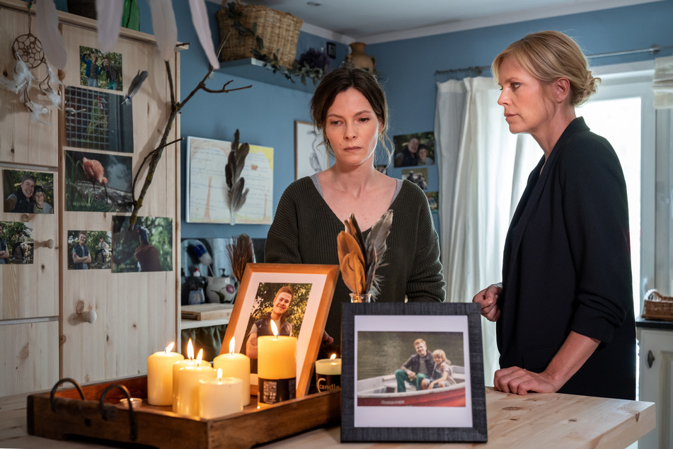 Stefanie Oertel (l.) zeigt Ina Zimmermann das Zimmer ihres toten Sohnes Kennys. Gibt es dort irgendwelche Hinweise?