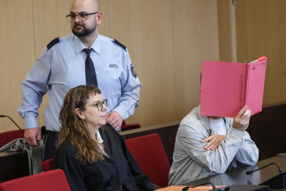 Der Angeklagte (63) ist nach der jüngsten Entscheidung wieder auf freiem Fuß.