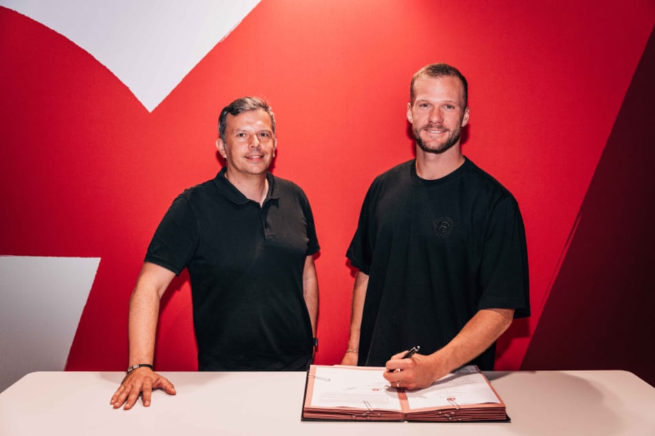 Stürmer Eric Hottmann (26, r.) hat nach eigenen Aussagen bei einem "großen Verein" unterschrieben.