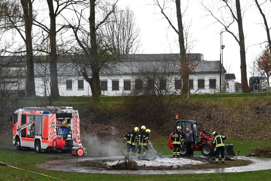 Bis in den Morgen hinein löschte die Freiwillige Feuerwehr Liebertwolkwitz den Brand.