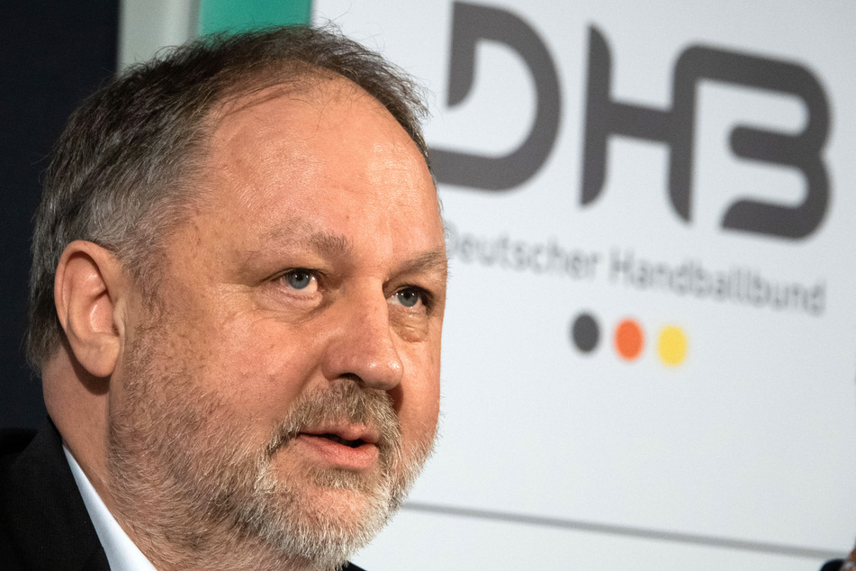 Andreas Michelmann (61), DHB-Präsident, spricht bei einer Pressekonferenz.