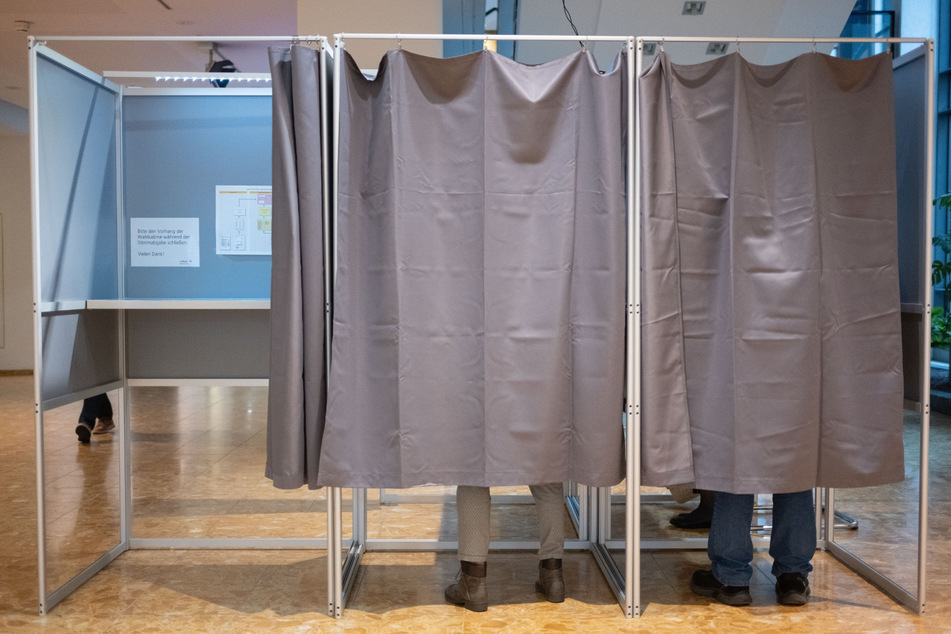 Immer mehr Menschen in den Städten Sachsen-Anhalts meiden Wahlkabinen und setzen ihr Kreuz lieber von zu Hause aus. (Symbolbild)