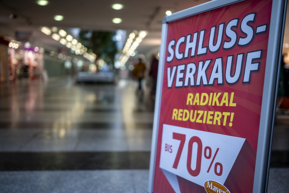 Geschäfte locken mit extra hohen Rabatten, um Kunden anzulocken.