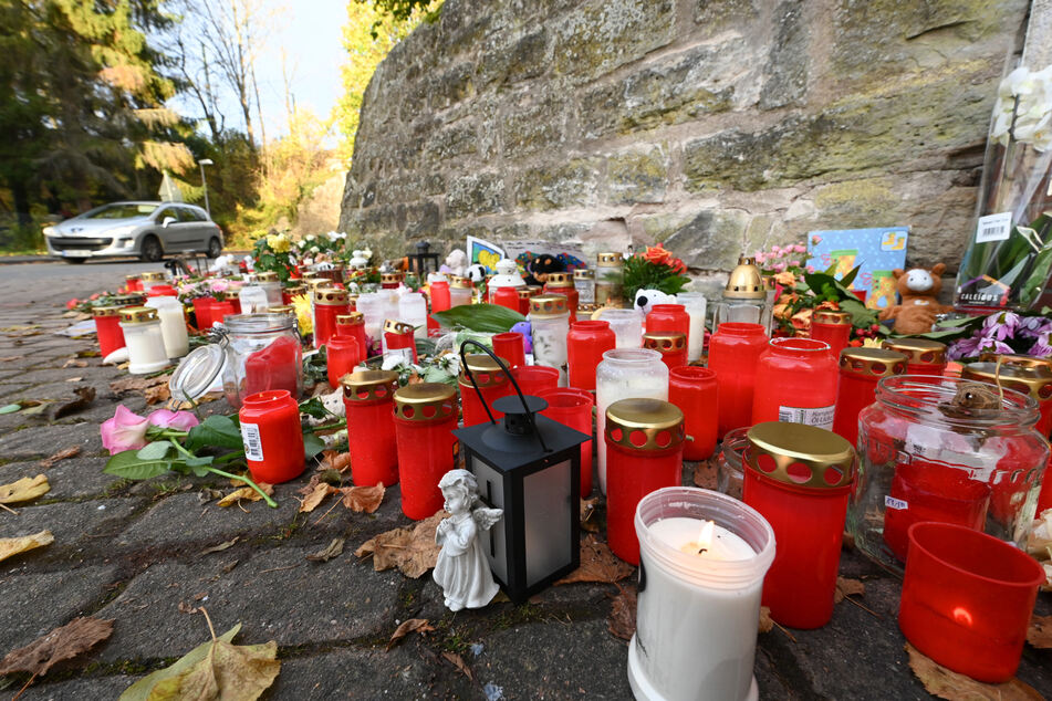 An der Unfallstelle im Ortsteil Gertenbach wurden in Gedenken an die Todesopfer Blumen, Teddies und Kerzen niedergelegt.