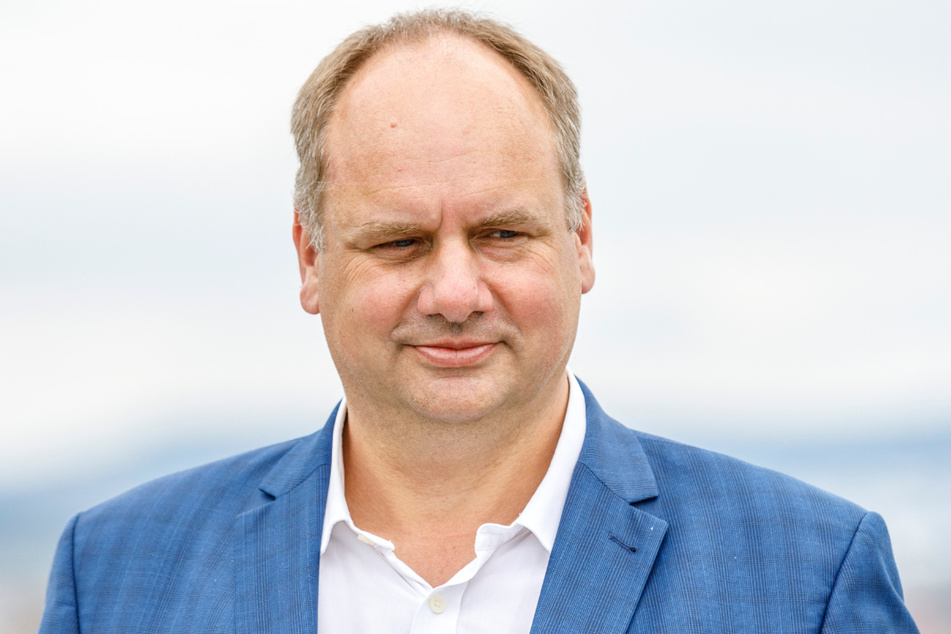 Im Video "O wie Oberbürgermeister" geht es um den Job von Dirk Hilbert (49, FDP).