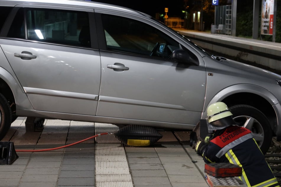 Helfer haben den Wagen von den Schienen gehoben.