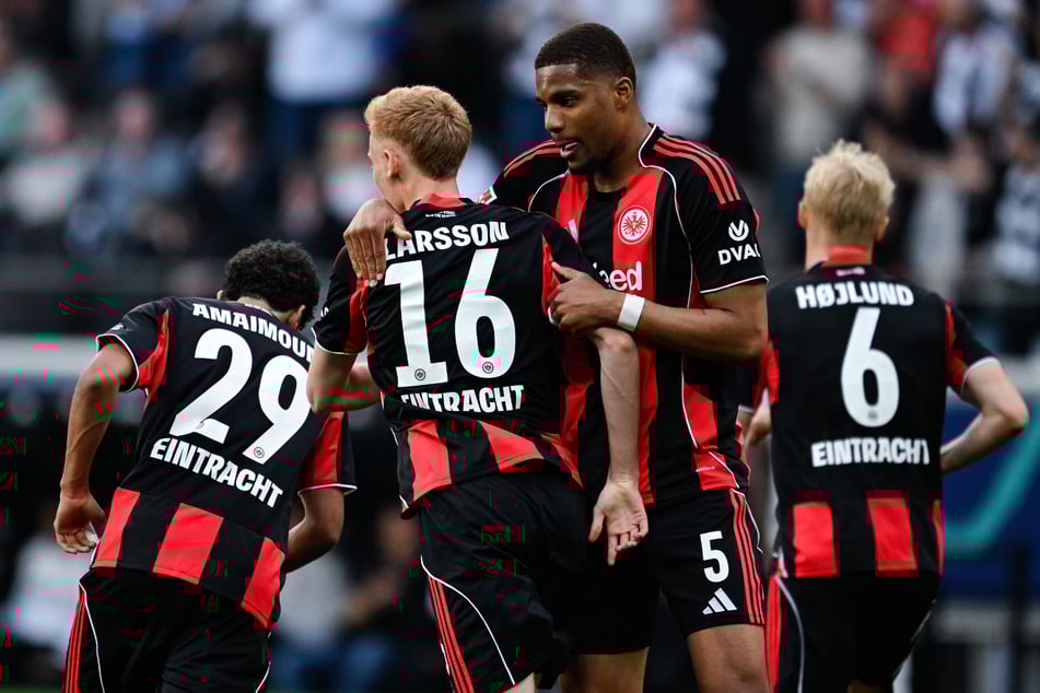 Doch die Eintracht lässt sich mit ihrer Antwort nicht viel Zeit: Hugo Larsson (2.v.l.): Hugo Larsson trifft zum 1:1 (34.).