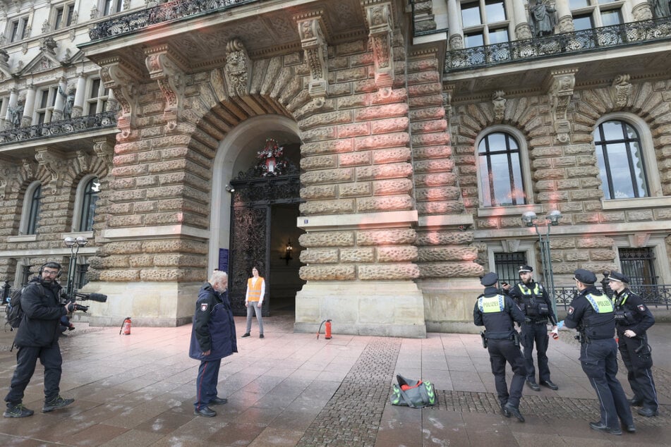 "Letzte Generation": Bleibt Hamburg auf Kosten für Farbattacke aufs Rathaus sitzen?