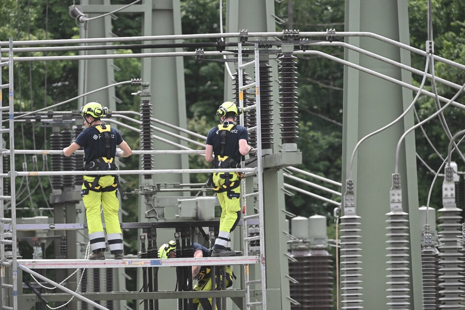 Nach dem Brand in dem Umspannwerk fiel für Zehntausende der Strom aus.