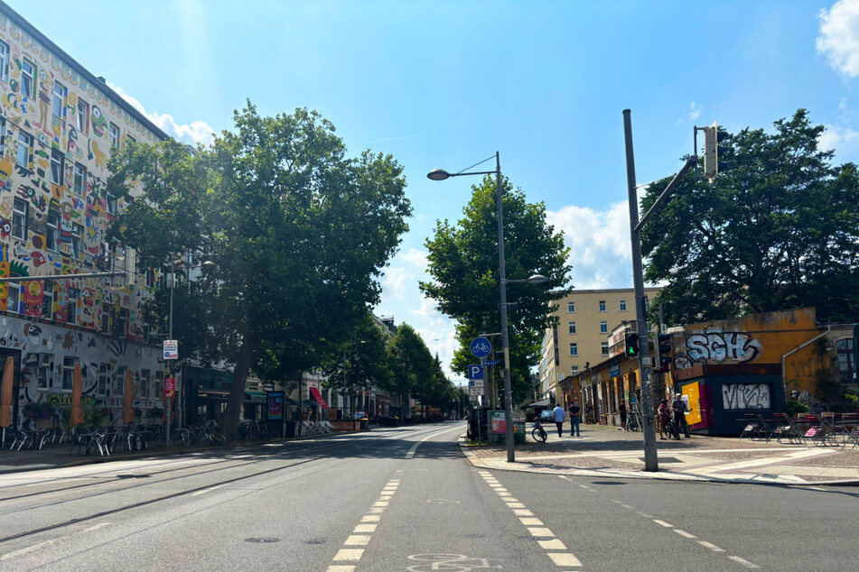 Ab 8 Uhr wolle man mit dem Aufbau der Sperrmaßnahmen beginnen. Die Karl-Liebknecht-Straße bleibe wegen des Fests bis 24 Uhr gesperrt.