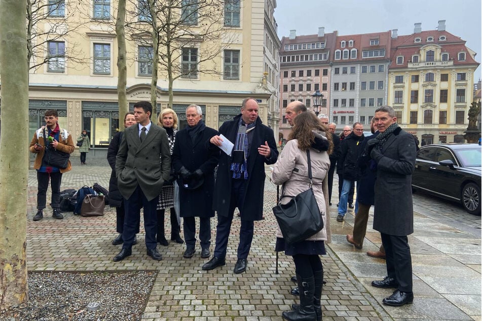 OB Dirk Hilbert (53, FDP) mit einer britischen Delegation auf dem Neumarkt.