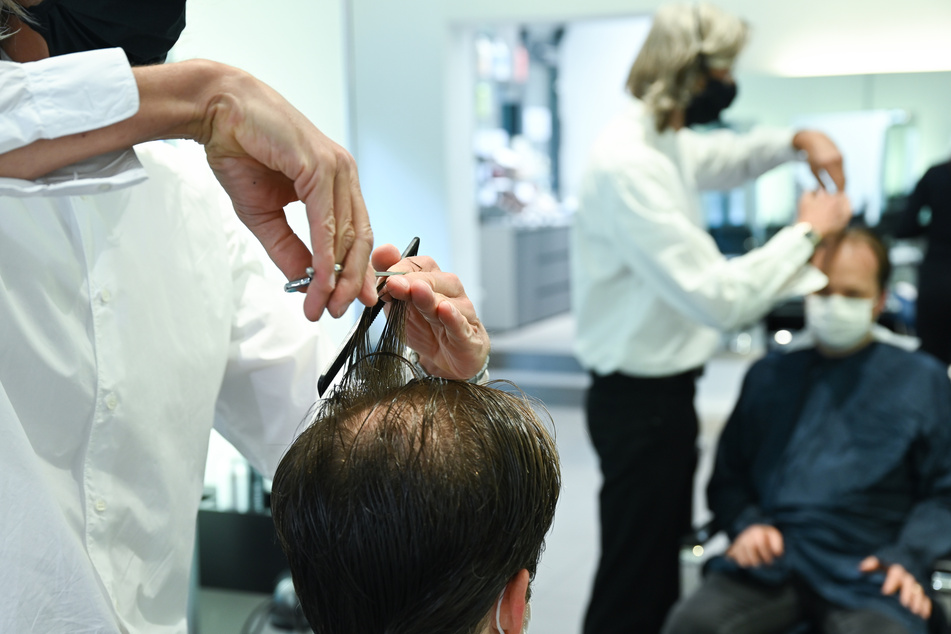 Friseure verzeichnen vor dem bundesweiten Lockdown einen Kundenansturm.