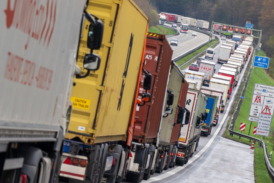 Tiroler Behörden drosseln Lkw-Verkehr: 31 Kilometer Stau wegen Blockabfertigung