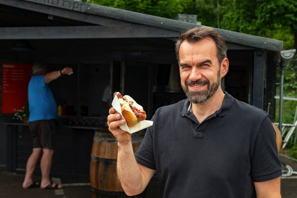 Hungriger Kunde: Steffen Böhme (43) sah die rotierende Werbe-Wurst im Vorbeifahren.