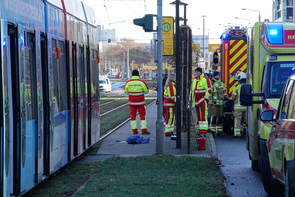 Im Bereich der Haltestelle "Deutsches Hygienemuseum" wurde ein Mann von einer Tram erfasst.