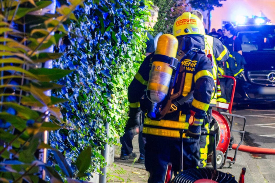 Frankfurt: Feuerwehr stundenlang im Einsatz: 77-Jähriger fackelt seine Küche im Keller ab