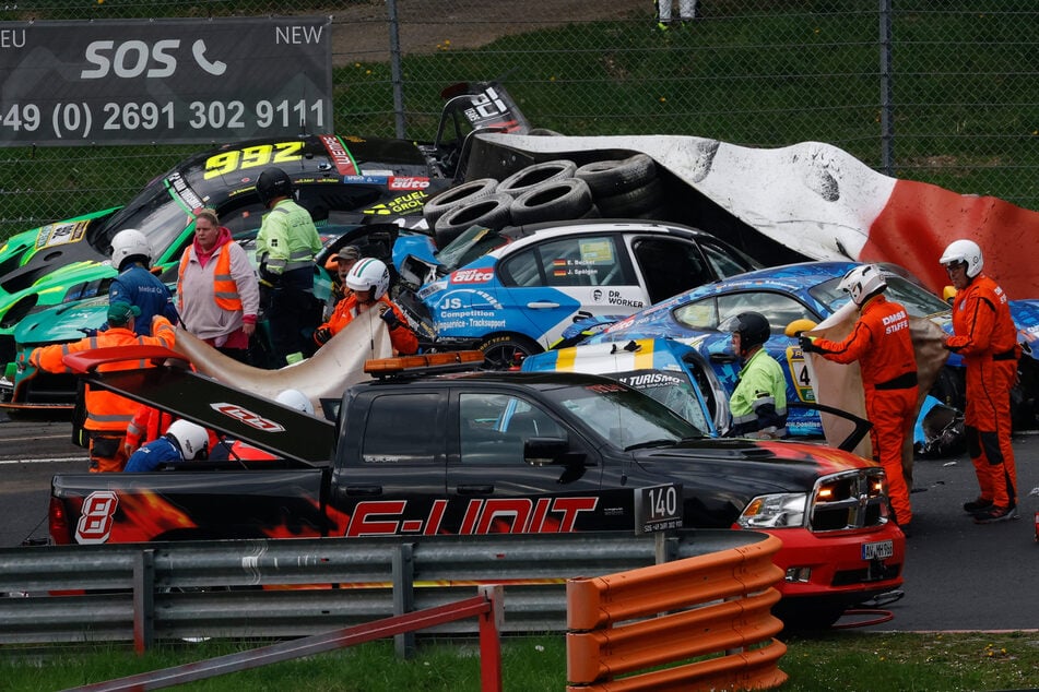 Insgesamt sieben Wagen waren in den schlimmen Unfall auf dem Nürburgring involviert.