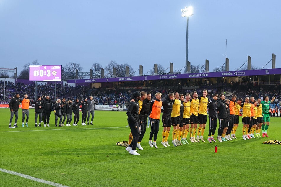 Die Mannschaft hinter der Mannschaft: Dynamos Trainer- und Betreuerteam feierte gemeinsam mit den Spielern den Auswärtssieg in Osnabrück.