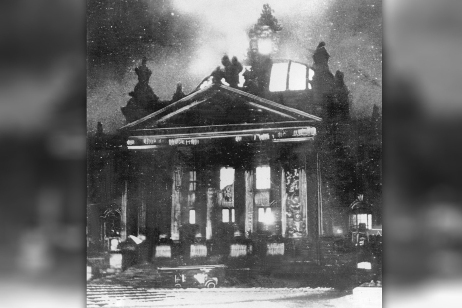 Der brennende Reichstag in der Nacht des 27. Februar 1933. In Leipzig wurden nun die sterblichen Überreste des verurteilten Brandstifters Marinus van der Lubbe ausgegraben, um Untersuchungen an ihnen vorzunehmen.