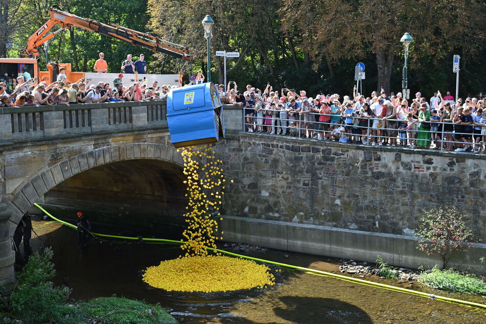 Dicht gedrängt verfolgten Zuschauer an der Bierbrücke den Massenstart per Container beim Entenrennen.